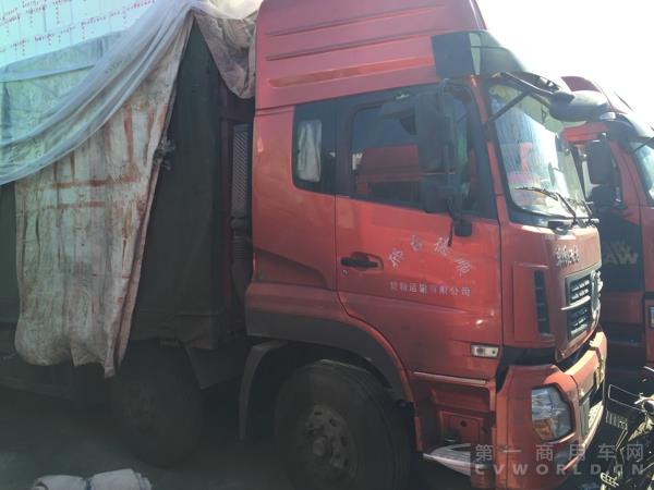 馮師傅駕駛的東風(fēng)天龍315馬力8×4倉(cāng)柵式運(yùn)輸車.jpg