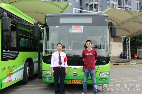 熊松（左）與調度站工作人員在恒通車前.jpg