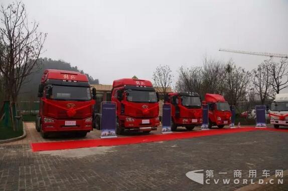 配有液力緩速器的領(lǐng)航版與6X2平頭危險品車、4X2平頭載貨車.jpg