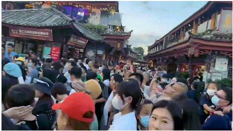 旅游大巴供不應求，云南成暑期游“頂流”.jpg