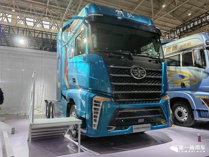 一汽解放J7創(chuàng)領自主燃電牽引車.jpg