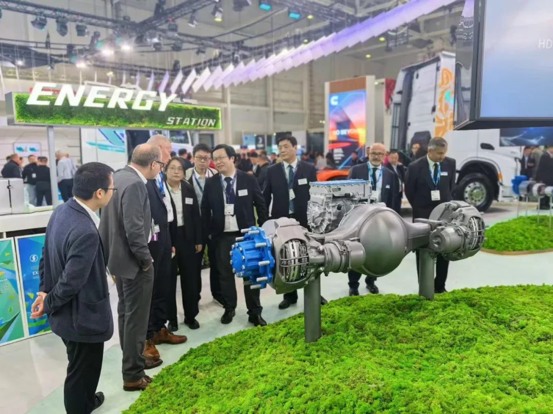 9月17日，全球規(guī)模最大、最具影響力的商用車(chē)博覽會(huì)——2024德國(guó)漢諾威國(guó)際商用車(chē)展（IAA）正式開(kāi)幕。山東重工旗下濰柴集團(tuán)、中國(guó)重汽、陜重汽、法士特、漢德車(chē)橋、中通客車(chē)、亞星客車(chē)等權(quán)屬公司攜全鏈最新綠色智能產(chǎn)品重磅亮相展會(huì)。山東重工集團(tuán)黨委副書(shū)記、總經(jīng)理王志堅(jiān)帶隊(duì)巡展，并參加新品發(fā)布會(huì)