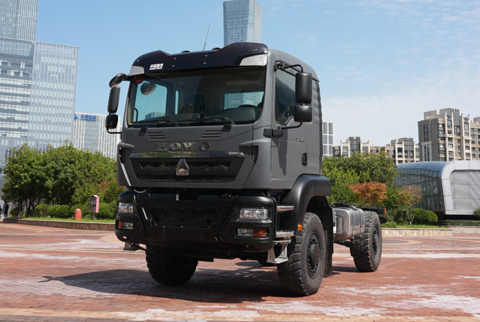 中國重汽豪沃中型4×4獨立懸架越野車：荒野主宰，肆意馳騁！2.png