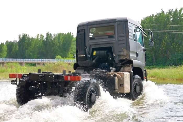 中國重汽豪沃中型4×4獨立懸架越野車：荒野主宰，肆意馳騁！3.png