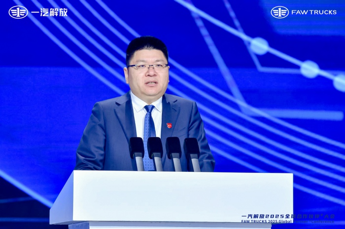 【第一商用車網(wǎng) 原創(chuàng)】2024年12月12日，一汽解放在青島舉行2025全球合作伙伴+大會，交出了2024年的“成績單”：整車銷售逆勢增長7.4%，國內(nèi)中重卡份額穩(wěn)居第一，出口銷量攀至6萬輛新高度，新能源產(chǎn)品連續(xù)兩年翻倍增長，9個細分市場行業(yè)第一……會上，一汽解放又提出了新一年的目標：2025年整車銷量目標33萬輛，同比提升27%，其中海外8萬輛、新能源4.6萬輛。