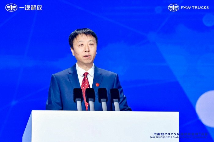 【第一商用車網(wǎng) 原創(chuàng)】2024年12月12日，一汽解放在青島舉行2025全球合作伙伴+大會，交出了2024年的“成績單”：整車銷售逆勢增長7.4%，國內(nèi)中重卡份額穩(wěn)居第一，出口銷量攀至6萬輛新高度，新能源產(chǎn)品連續(xù)兩年翻倍增長，9個細分市場行業(yè)第一……會上，一汽解放又提出了新一年的目標：2025年整車銷量目標33萬輛，同比提升27%，其中海外8萬輛、新能源4.6萬輛。
