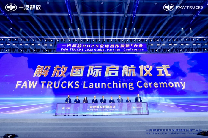 【第一商用車網(wǎng) 原創(chuàng)】2024年12月12日，一汽解放在青島舉行2025全球合作伙伴+大會，交出了2024年的“成績單”：整車銷售逆勢增長7.4%，國內(nèi)中重卡份額穩(wěn)居第一，出口銷量攀至6萬輛新高度，新能源產(chǎn)品連續(xù)兩年翻倍增長，9個細分市場行業(yè)第一……會上，一汽解放又提出了新一年的目標：2025年整車銷量目標33萬輛，同比提升27%，其中海外8萬輛、新能源4.6萬輛。