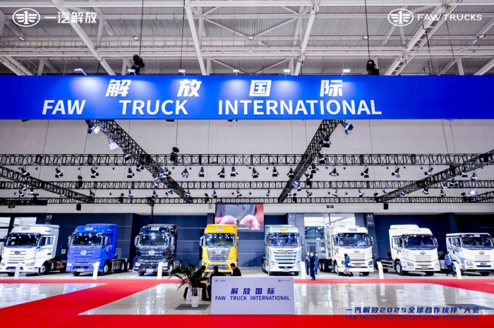 【第一商用車網(wǎng) 原創(chuàng)】2024年12月12日，一汽解放在青島舉行2025全球合作伙伴+大會，交出了2024年的“成績單”：整車銷售逆勢增長7.4%，國內(nèi)中重卡份額穩(wěn)居第一，出口銷量攀至6萬輛新高度，新能源產(chǎn)品連續(xù)兩年翻倍增長，9個細分市場行業(yè)第一……會上，一汽解放又提出了新一年的目標：2025年整車銷量目標33萬輛，同比提升27%，其中海外8萬輛、新能源4.6萬輛。