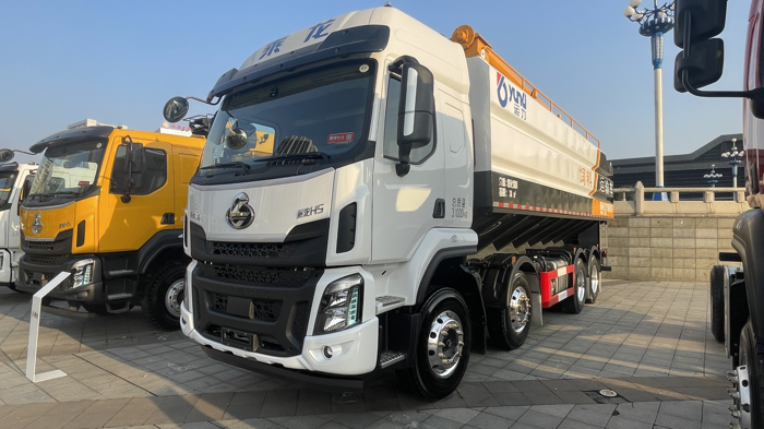 乘龍H5散裝飼料運(yùn)輸車(chē)為何能成行業(yè)銷(xiāo)冠？.png