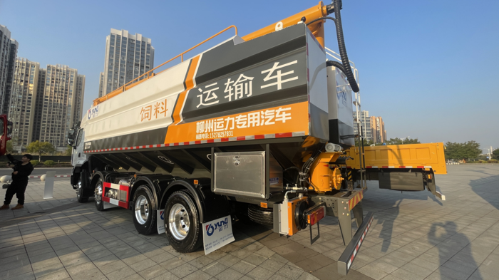 乘龍H5散裝飼料運(yùn)輸車(chē)為何能成行業(yè)銷(xiāo)冠？2.png