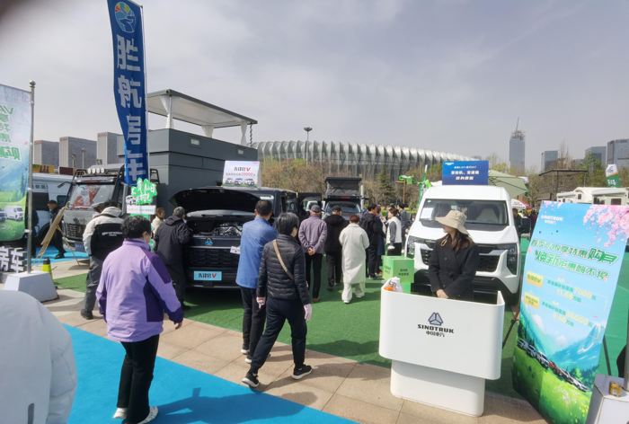 中國重汽輕型汽車強勢登陸三大房車展，演繹移動生活新風尚3.png