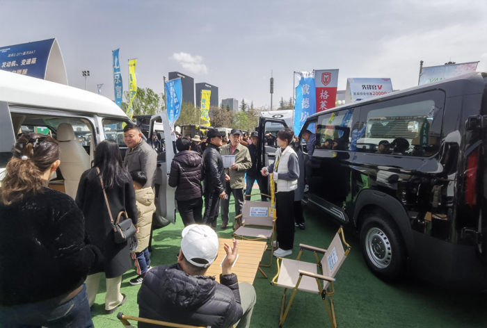 中國重汽輕型汽車強勢登陸三大房車展，演繹移動生活新風尚8.png