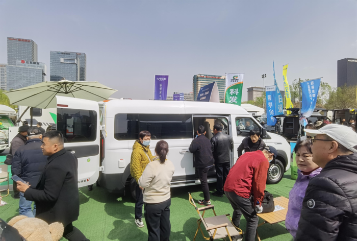 中國重汽輕型汽車強勢登陸三大房車展，演繹移動生活新風尚9.png