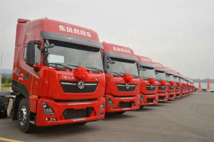 東風天龍KL燃油牽引車.jpg
