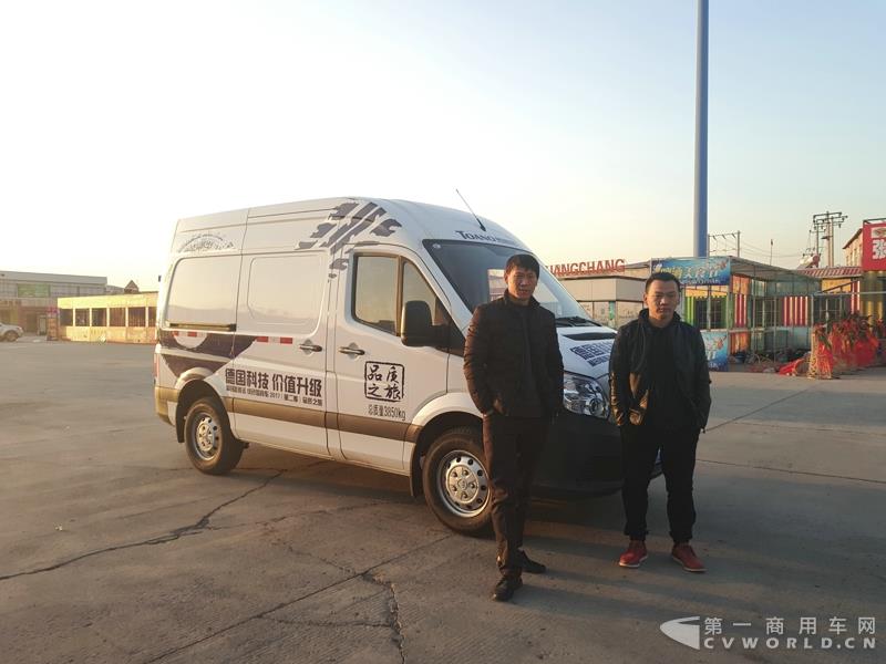 李偉、李元龍與圖雅諾合影