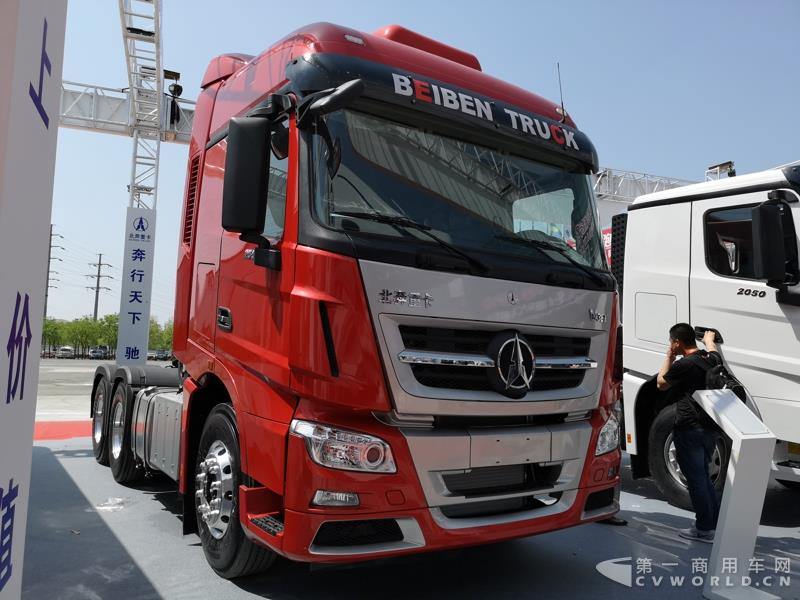 據(jù)了解，這款560馬力的V3ET牽引車，是北奔重汽針對大馬力市場打造的一款重卡產(chǎn)品，也是其首款達(dá)到560馬力的歐六車型。該車搭載濰柴13L發(fā)動機(jī)，最大扭矩達(dá)2550N.m；匹配法士特最新的S系列AMT自動變速箱及緩速器；前橋采用一片簧設(shè)計，后橋采用8氣囊空氣懸架。不過，該車暫未定價。