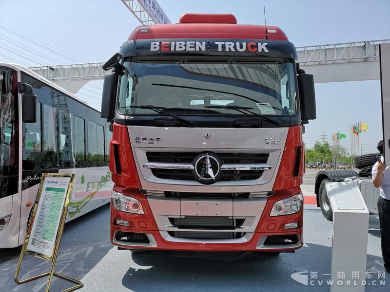 據(jù)了解，這款560馬力的V3ET牽引車，是北奔重汽針對大馬力市場打造的一款重卡產(chǎn)品，也是其首款達(dá)到560馬力的歐六車型。該車搭載濰柴13L發(fā)動機(jī)，最大扭矩達(dá)2550N.m；匹配法士特最新的S系列AMT自動變速箱及緩速器；前橋采用一片簧設(shè)計，后橋采用8氣囊空氣懸架。不過，該車暫未定價。