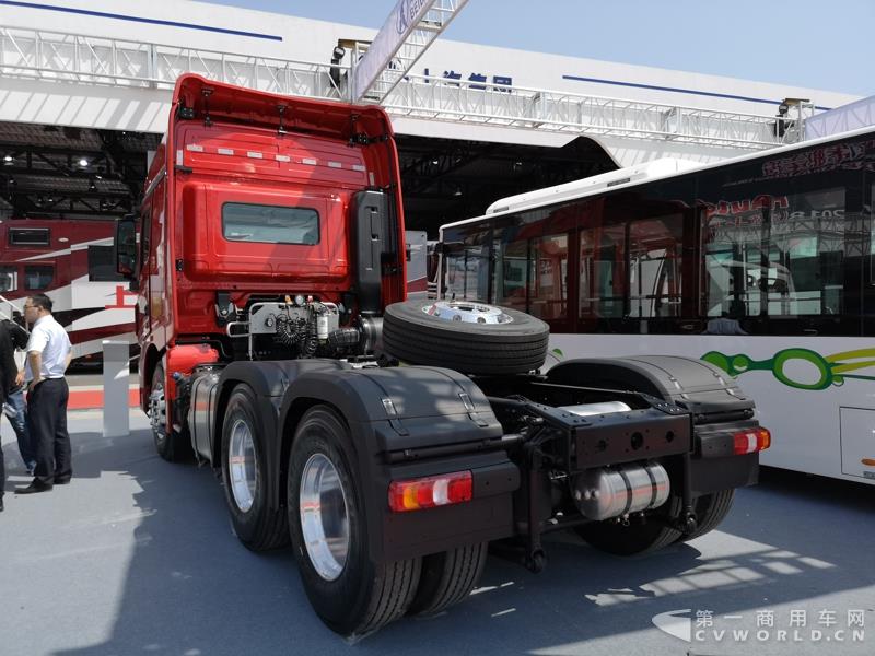 據(jù)了解，這款560馬力的V3ET牽引車，是北奔重汽針對大馬力市場打造的一款重卡產(chǎn)品，也是其首款達(dá)到560馬力的歐六車型。該車搭載濰柴13L發(fā)動機(jī)，最大扭矩達(dá)2550N.m；匹配法士特最新的S系列AMT自動變速箱及緩速器；前橋采用一片簧設(shè)計，后橋采用8氣囊空氣懸架。不過，該車暫未定價。