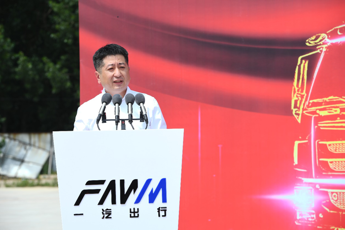 長春市新悅經(jīng)貿(mào)有限責(zé)任公司總經(jīng)理柯巖?？聨r說，與一汽服貿(mào)的合作讓新悅物流顛覆了固有的觀念，通過經(jīng)營性租賃形式使用車輛，資金占用率極低，有效減少重資產(chǎn)的運(yùn)營風(fēng)險，節(jié)省大量物力、財力；同時這一次全新用車模式的探索，也為企業(yè)未來的運(yùn)營模式提供了新的可能！