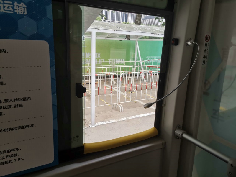 車窗，旁有小燈，底部軟化處理，上半部用玻璃封住