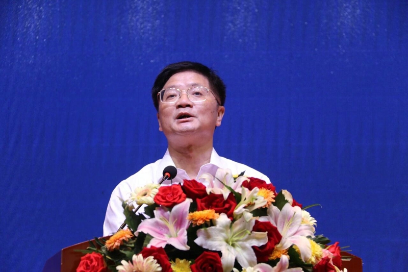 馬鞍山副市長李強(qiáng)致辭，他說，馬鞍山地處皖東，有鋼城、港城、綠城、詩城之稱，是一座鋼鐵城市，工業(yè)化率超過了40%。近兩年，為順應(yīng)節(jié)能環(huán)保綠色發(fā)展的理念，融和電科與華菱星馬強(qiáng)強(qiáng)聯(lián)合、大膽創(chuàng)新，成功研發(fā)了智能換電重卡產(chǎn)品，與我們的城市定位高度契合，馬鞍山市將一如既往地支持華菱星馬發(fā)展，發(fā)揮出最大的產(chǎn)業(yè)帶動(dòng)效應(yīng)。