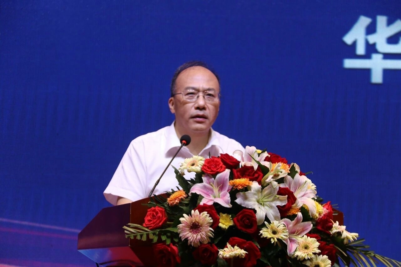 國家電投集團(tuán)資本控股有限公司黨委書記、董事長王振京致辭：我國能源結(jié)構(gòu)正加速向低碳、新能源的趨勢發(fā)展，我們聯(lián)合華菱星馬、寧德時(shí)代等行業(yè)翹楚，在城市出行、物流配送、港口運(yùn)輸?shù)阮I(lǐng)域持續(xù)探索，為新能源賦能。全球首款換電重型牽引車全方位展示了我們換電家族產(chǎn)品的競爭力，換電重卡的發(fā)展不是簡單的升級換代，更是新生態(tài)的建立，更具有遐想空間，讓我們科技+產(chǎn)業(yè)+金融的目標(biāo)更加堅(jiān)定，在合作中挖掘市場、創(chuàng)造價(jià)值。