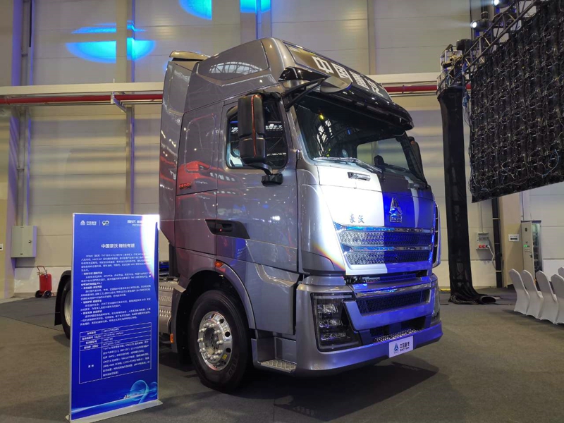 重汽豪沃TH7系列4×2牽引車（豪華版），搭載MC11發(fā)動機(jī)，國六