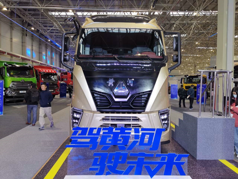 重汽黃河X7 4×2牽引車，搭載重汽MC13H發(fā)動機(jī)，國六