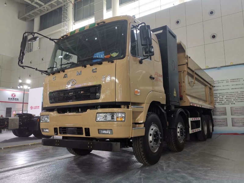 漢馬科技展出了3款新能源重卡，分別是：漢馬H7換電牽引車、漢馬純電動(dòng)自卸車、星馬純電動(dòng)攪拌車。漢馬H7換電牽引車是當(dāng)下炙手可熱的熱門車型，曾多次批量交付客戶。圖為華菱電動(dòng)工程車