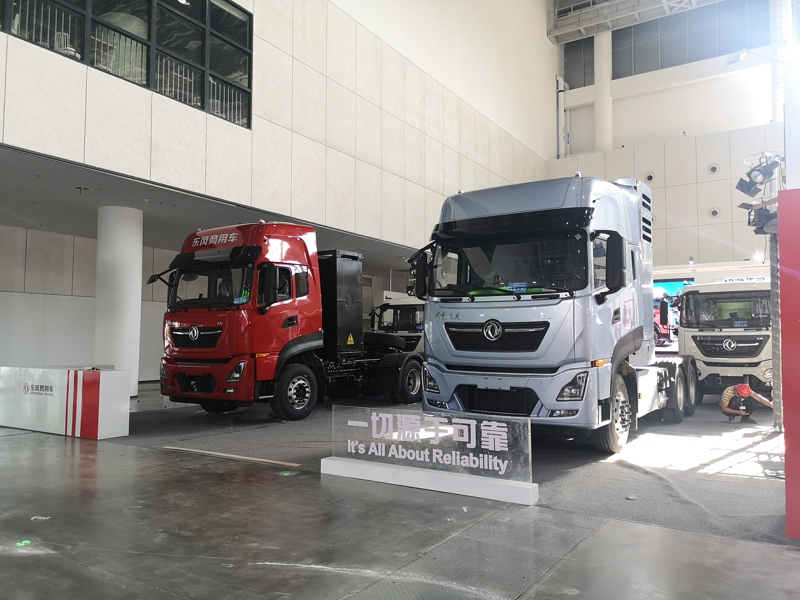 東風(fēng)商用車展出了4款新能源產(chǎn)品，其中兩款是牽引車，兩款是專用車。圖為東風(fēng)商用車展車
