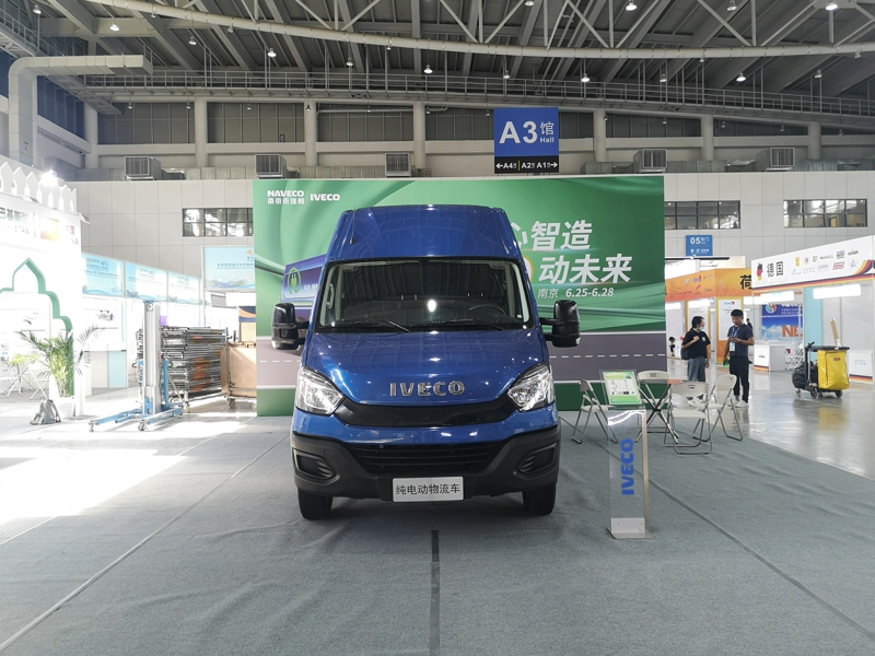 南京依維柯作為東道主，展出了一款歐勝EV45純電動(dòng)廂式物流車。這款車搭載寧德時(shí)代磷酸鐵鋰電池，容量為90.7kwh，勻速續(xù)駛里程達(dá)402公里。圖為南京依維柯歐勝EV45純電動(dòng)廂式物流車