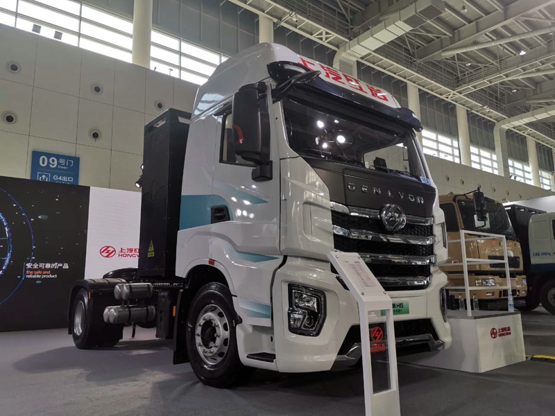 上汽紅巖展出3款牽引車，其中兩款是純電動(dòng)牽引車，一款是燃料電池牽引車。圖為紅巖杰獅H6 4×2純電動(dòng)牽引車