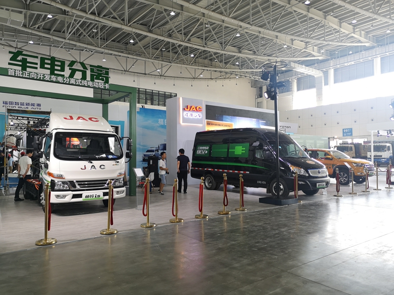 江淮汽車展出3款產(chǎn)品：帥鈴i5-車電分離式純電動(dòng)輕卡、帥鈴i5-R350純電動(dòng)輕客物流車、帥鈴i3-T330純電動(dòng)皮卡。其中，帥鈴i5-車電分離式純電動(dòng)輕卡很可能是本屆大會(huì)中唯一一款采用換電模式的純電動(dòng)輕卡。圖為江淮汽車展出三款車型