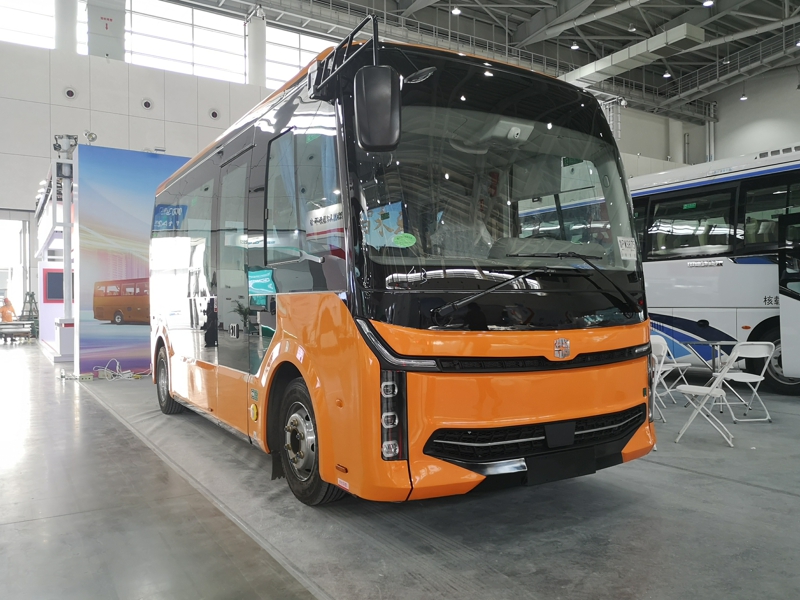 中通客車同樣展出兩款純電動(dòng)客車，其型號(hào)分別是世騰純電動(dòng)客車、睿通V60客運(yùn)版。圖為中通睿通V60客運(yùn)版