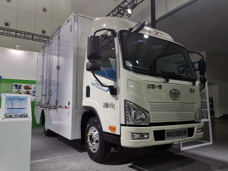 一汽解放是本屆大會(huì)中展出商用車產(chǎn)品最多的企業(yè)，共有5款產(chǎn)品參展，其中重卡車型4款，輕卡車型1款。圖為一汽解放J6F 4×2純電動(dòng)廂式物流運(yùn)輸車