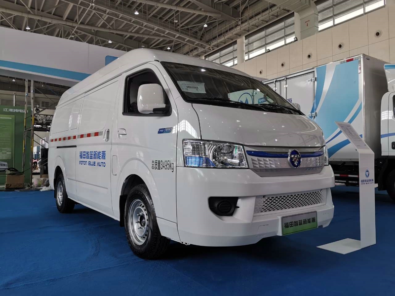 福田汽車展出3款產(chǎn)品，分別是風(fēng)景智藍(lán)純電動(dòng)廂式物流車，智藍(lán)純電動(dòng)輕卡、智藍(lán)純電動(dòng)重卡。圖為風(fēng)景智藍(lán)純電動(dòng)廂式物流車