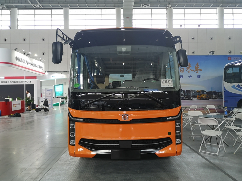 中通客車同樣展出兩款純電動(dòng)客車，其型號(hào)分別是世騰純電動(dòng)客車、睿通V60客運(yùn)版。圖為中通睿通V60客運(yùn)版