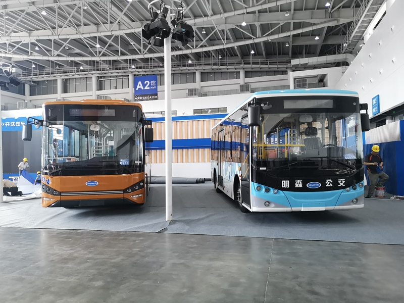 同樣作為東道主的開沃則展出了兩款客車產(chǎn)品，且均為公交車。圖為開沃汽車展出兩款客車