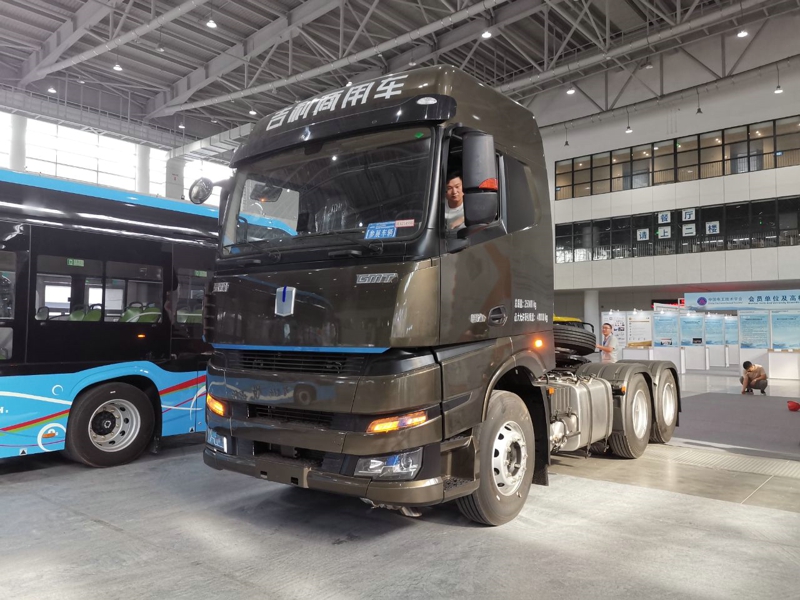 吉利遠(yuǎn)程汽車在本次大會(huì)展出輕卡、重卡、客車各一款，其中重卡為吉利遠(yuǎn)程甲醇重卡，客車為吉利星際客車，輕卡則有可能是吉利遠(yuǎn)程即將推出的新產(chǎn)品。圖為吉利商用車展出的重卡