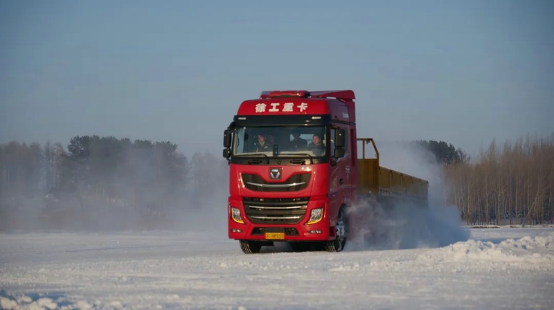 徐工漢風P9牽引車油耗智能控制系統(tǒng)基于ADASIS地圖結合整車信息、巡航算法及控制策略實現(xiàn)預見性巡航（PCC），在駕乘過程中猶如智能領航員助您降低油耗。節(jié)油有方，創(chuàng)富無憂。