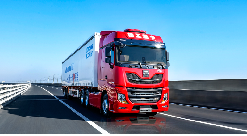 徐工漢風P9牽引車油耗智能控制系統(tǒng)基于ADASIS地圖結合整車信息、巡航算法及控制策略實現(xiàn)預見性巡航（PCC），在駕乘過程中猶如智能領航員助您降低油耗。節(jié)油有方，創(chuàng)富無憂。