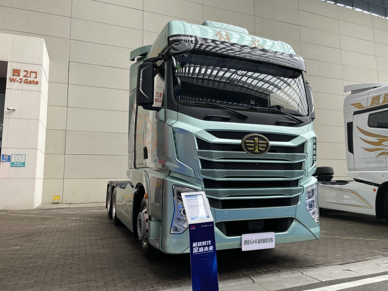 解放鷹途商務(wù)艙牽引車，620馬力