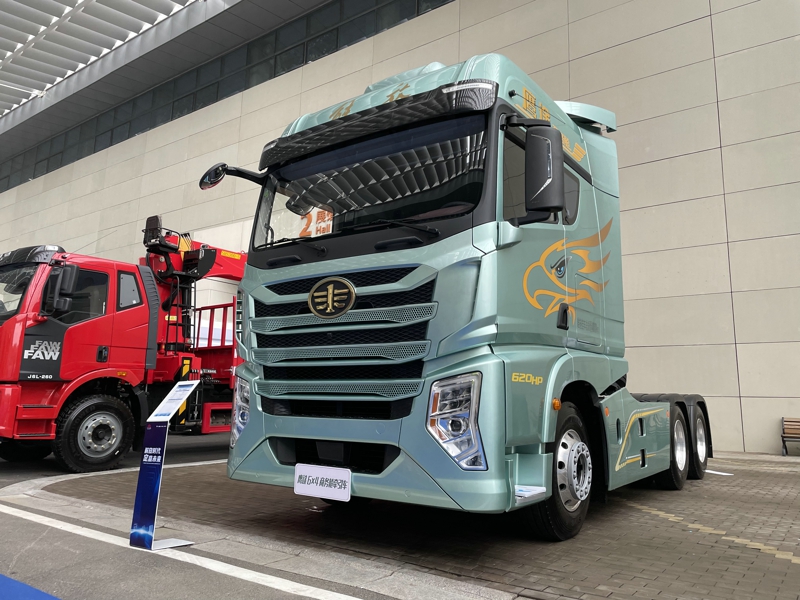 解放鷹途商務(wù)艙牽引車，620馬力