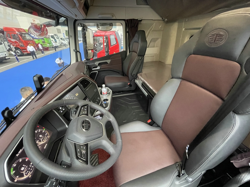 解放鷹途商務(wù)艙牽引車，620馬力